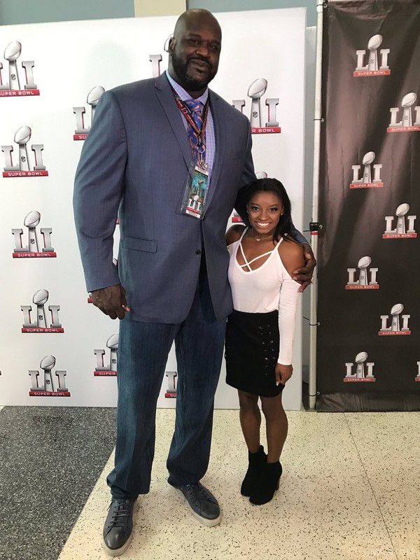 Коли різниця в зрості 70 см: велетень Шакіл О'Ніл зустрівся з мініатюрною Сімоною Байлз (фото). Баскетболіст і гімнастка побували на Супербоулі-2017.