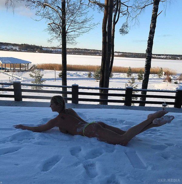 Відома балерина Анастасія Волочкова показала, як після лазні "оголена" лежить на снігу. Відома балерина вирішила продовжити серію своїх напівоголених фотографій і на цей раз їй не завадила навіть погода. 