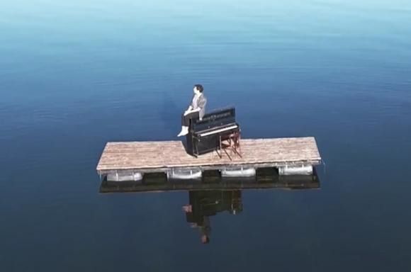 Pianoбой презентував відео на пісню «Лучшее, что есть». Екс-учасник "Океану Ельзи" зіграв на піаніно просто серед води. Для цього його разом з інструментом відбуксували на спеціальній платформі на середину Київського моря

 