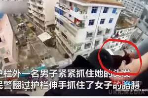 Китаєць зловив за волосся дружину, яка намагалася зістрибнути з даху  (відео). Інцидент стався в повіті Шицюань в провінції Шеньсі після сварки подружжя.