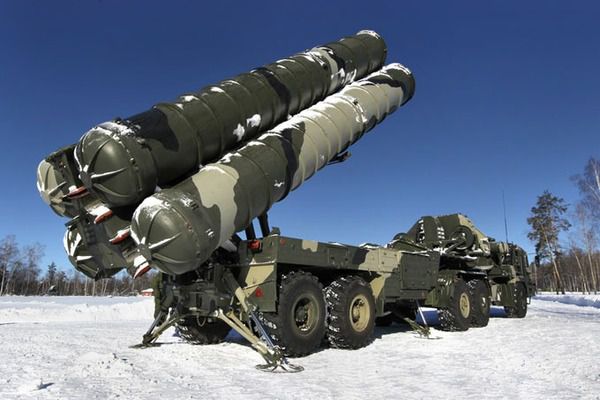 ППО, що обороняють Москву, несподівано привели в бойову готовність. Зокрема, по тривозі був піднятий особовий склад дивізіонів зенітних ракетних систем С-300 і С-400, а також ракетно-гарматних комплексів “Панцир-С”.