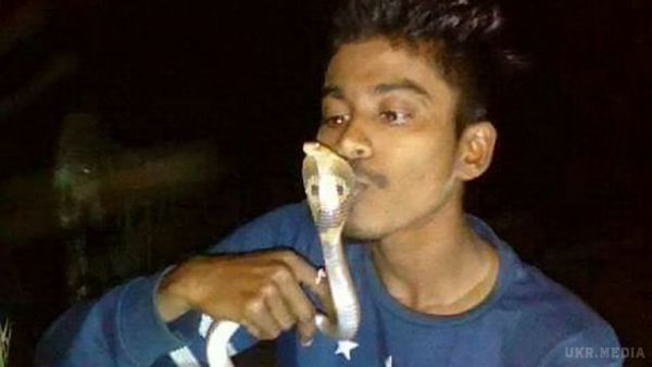 Спроба поцілувати кобру заради селфі завершилась трагічно для підлітка. В індійському Мумбаї працівник зооцентру Сомнат Мхатре загинув від укусу кобри,