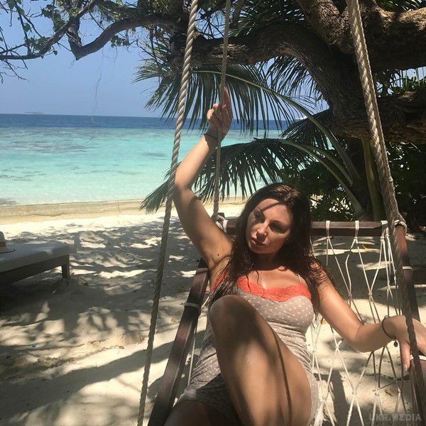 Зірка серіалу "Щасливі разом" роздяглася на Мальдівах. 36-річна актриса позувала в роздільному купальнику на тлі океану