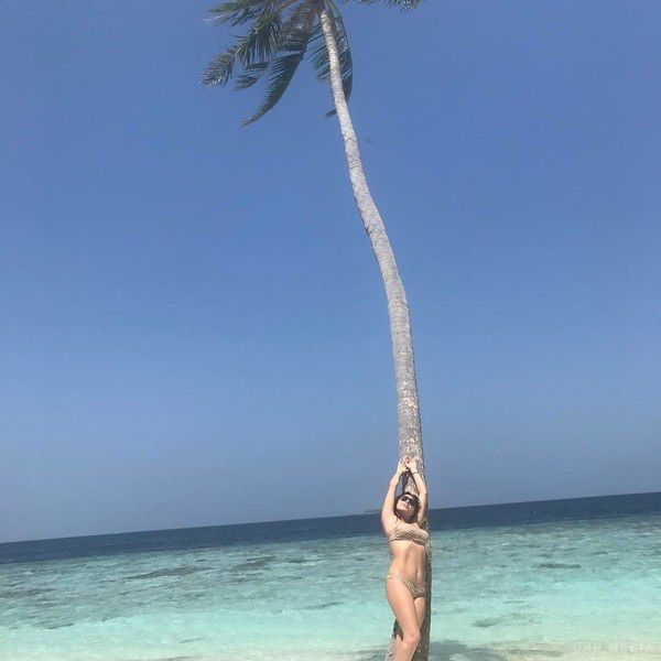 Зірка серіалу "Щасливі разом" роздяглася на Мальдівах. 36-річна актриса позувала в роздільному купальнику на тлі океану