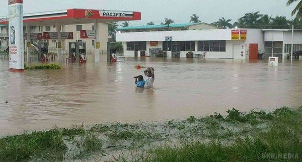 Сильні дощі викликали повінь на Фіджі (відео). Повінь захлеснуло міста Мба і Ракираки.