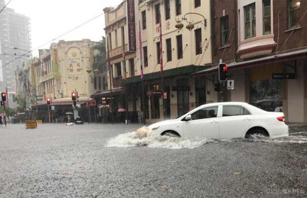 Сильні дощі викликали повінь в Австралії (фото). Потужний шторм, що супроводжується сильним вітром і проливним дощем, викликав раптова повінь в австралійському Сіднеї.