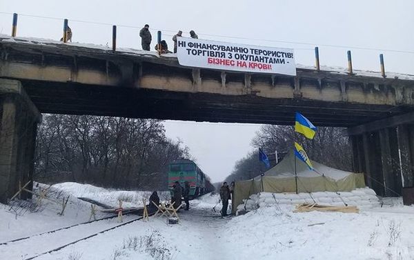 Ветерани АТО, які заблокували шляхи. Хто вони i чого вимагають?. Ветерани АТО, переважно з батальйонiв "Донбас" та "Айдар", перекрили залiзничний шлях у мiстi Гiрське Луганської областi, яке нинi контролює Україна.