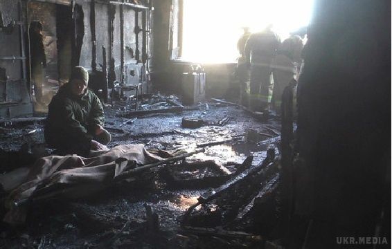 У Мережі з'явилося резонансне відео, як бойовики виносять мертвого Гіві з знищеного вогнем кабінету. Масштаби вибуху і пожежі разючі.