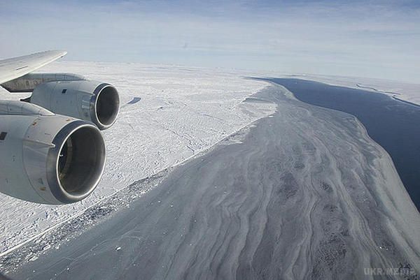Антарктида втрачає льодовики. Ось-ось відколеться гігантський айсберг. На шельфовому льодовику Ларсена в Антарктиді кілька років тому з'явилася тріщина, яка збільшується зі швидкістю 15 км на місяць. Зараз її довжина перевищує 160 км, а до краю льодовика залишилося всього 20.