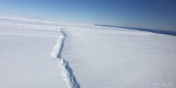 Вчені показали зростання гігантської тріщини в Антарктиді. Формування тріщини на шельфовому льодовику Ларсен C показали на відео.