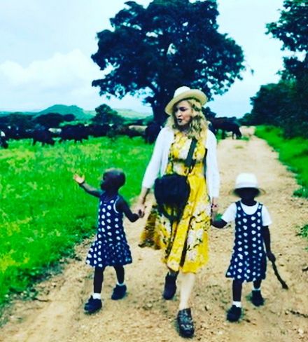 Поп-зірка Мадонна опублікувала знімки удочеріння близнюків (фото). Американська співачка Мадонна повідомила, що закінчила процес удочеріння ще двох дітей з Малаві. 
