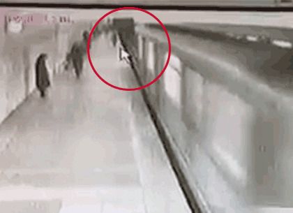 Жінка стрибнула під потяг у метро (відео). На станції метро «Південний вокзал» жінку витягли з-під потяга.