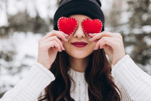  14 лютого - День святого Валентина (день закоханих). День Святого Валентина – дуже незвичайне і романтичне свято, коли закохані отримують ще одну можливість сказати один одному про свою любов і подарувати приємні подарунки. 