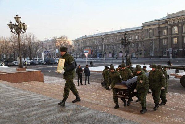 Бойовика "Гіві" поховали біля "Мотороли". В окупованому Донецьку відбувся похорон одного з ватажків бойовиків Михайла Толстих на прізвисько «Гіві». 