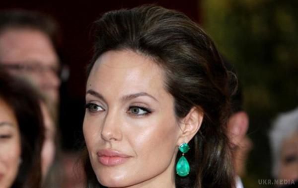 Голлівудська актриса Анджеліна Джолі почала зустрічатися з відомим актором.  Джолі, яка нещодавно розлучилася з Бредом Піттом, закрутила роман з екс-коханим Джаредом Лето. 