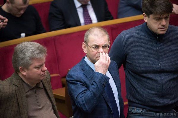 Пашинського в Раді спіймали за дивним заняттям. Народний депутат Сергій Пашинський був відображений на фото в сесійній залі Верховної Ради в дивній позі.