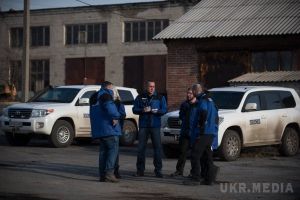 Подробиці інциденту із затриманими спостерігачами місії ОБСЄ на блокпості "ДНР". Сепаратисти влаштували обшуки в автомобілях міжнародної "ДНР" біля Горлівки і протримали спостерігачів у себе більше години.