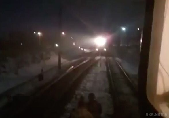 Як учасники блокади на Донбасі зупиняють локомотив (відео). У мережі з'явилося відео, на якому видно, як учасники торгової блокади доріг в зоні АТО територій зупиняють локомотиви