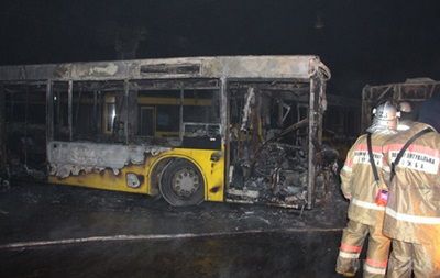 У Києві в автопарку згоріли шість автобусів. Рятувальники встановили, що сталося загоряння одного з автобусів.