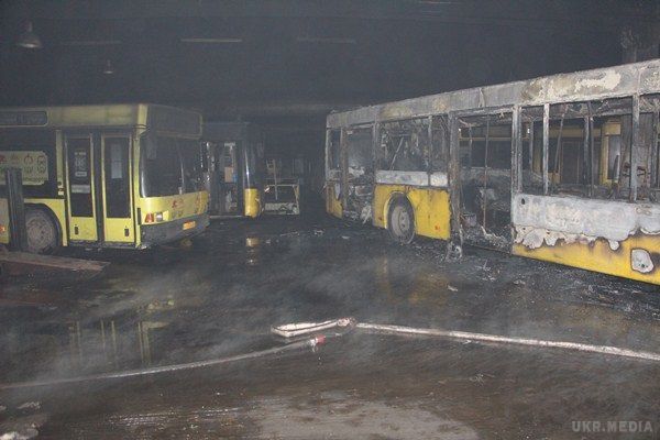 У Києві в автопарку згоріли шість автобусів. Рятувальники встановили, що сталося загоряння одного з автобусів.