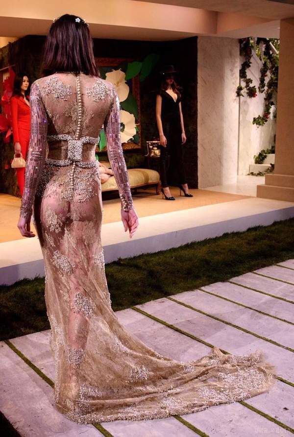 Кендалл Дженнер засвітила "п'яту точку" під прозорим нарядом (фото). Модель Кендалл Дженнер вийшла на подіум Нью-йоркській Тижні моди.