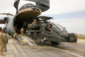 США перекидають цілий рій військових вертольотів AH-64 Apache на кордон з Росією. Кремль поки мовчить.