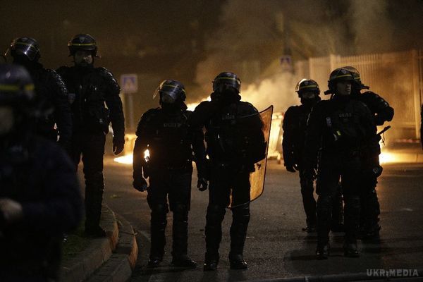 Поліція розігнала протестувальників під Парижем кийками і сльозогінним газом. Поліція застосувала сльозогінний газ під час заворушень у передмісті Парижа