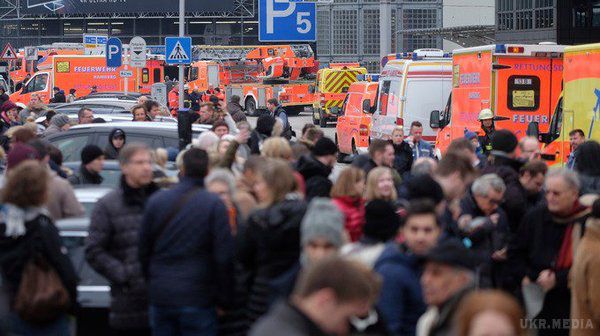 Близько 50 людей постраждали в аеропорту Гамбурга від невідомого газу. Евакуйовані з аеропорту пасажири провели приблизно годину на морозі.