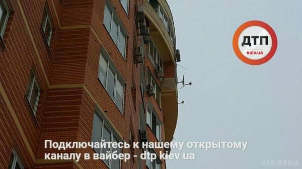 Названа причина, по якій мати викинула 3-річного сина з вікна 7-го поверху в Києві. У Мережі з'явилися перші фото з місця резонансної трагедії.