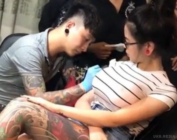 На Ютуб з'явилося відео з азіаткою, у якій під час нанесення татуювання лопнули груди. На відео, видно, як майстер починає наносити малюнок на руку дівчини з апетитними формами, коли раптово одна з грудей дівчини з гучним звуком лопається.