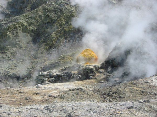 В Італії пробуджується вулкан, здатний знищити всю Європу, - вчені. Останнім часом земна кора не активна, швидше за все, готуючись до чогось глобального, вважає міжнародна група вчених, які досліджували сплячий вулкан Сольфатара.