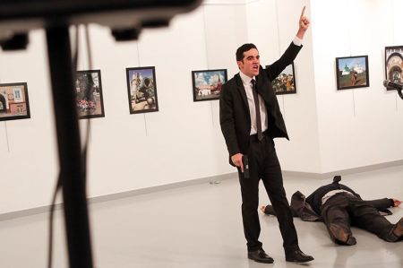 Переможцем World Press Photo став знімок вбивці російського посла в Туреччині. Критики високо оцінили гостроту моменту, відображену на його знімку в той момент, коли колишній поліцейський Мевлют Мерт Алтинташ торжествує над тілом вбитого російського посла Андрія Карлова.
