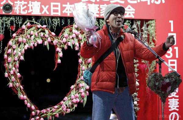 Шалені традиції Дня Святого Валентина у всьому світі (Фото). . Квіти на пару з валентинками - головні символи Дня всіх закоханих. 