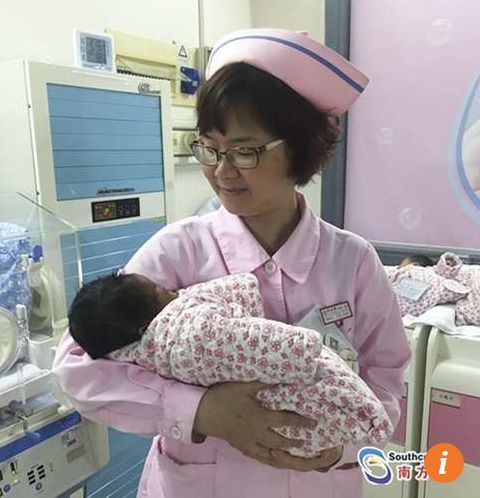 Китаянка народила дитину з ембріона, замороженого 16 років тому (фото). Після того, як 1 січня 2016 року Китай відмовився від політики «одна сім*я - одна дитина», пацієнтка звернулася в клініку, де зберігався її ембріон, пройшла процедуру ЕКО і виносила дитину.