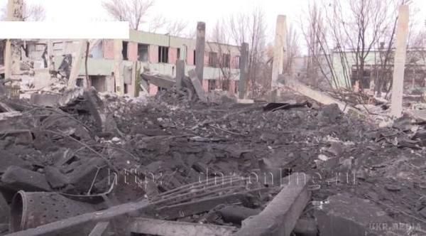У мережі показали наслідки потужного вибуху в Донецьку (фото). Терористи на фоні зруйнованих будівель заявили, що небезпеки немає.