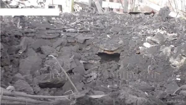 У мережі показали наслідки потужного вибуху в Донецьку (фото). Терористи на фоні зруйнованих будівель заявили, що небезпеки немає.