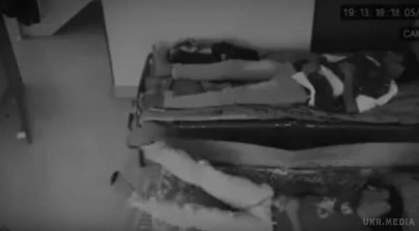 Фантастика: привид стягнув сплячого чоловіка з ліжка –  відео. Відео зафіксувало, як якась надприродна сутність спочатку проникає в кімнату, де сплять два чоловіки, а потім бере одного з них за ноги з ліжка. Це неймовірно, але факт: дослідники визнали відео справжнім.