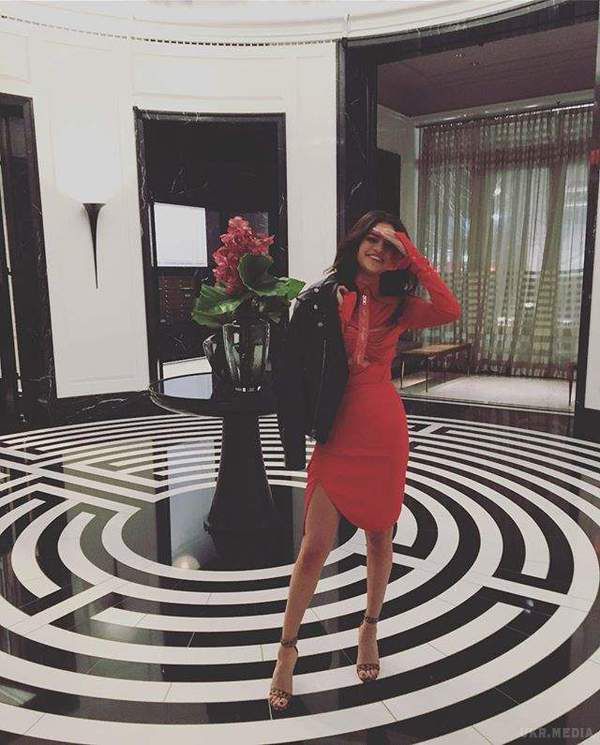 Співачка Селена Гомес підкорила публіку своїм фото в елегантному червоній сукні. Американська співачка показала стрункі ноги в елегантному короткій сукні з розрізом.