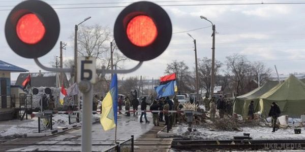 Як Порошенко прокоментував блокаду ж/д шляхів на Донбасі. Порошенко назвав блокаду ж/д шляхів на Донбасі дестабілізуючим фактором для України.
