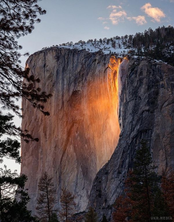 Промені світла перетворили каліфорнійський водоспад у вогняний потік (фото). У США в Національному парку Йосеміті в Каліфорнії спостерігався незвичайний феномен з водоспадом "Кінський Хвіст", який отримав назву "вогнепад", 
