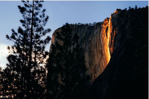 Промені світла перетворили каліфорнійський водоспад у вогняний потік (фото). У США в Національному парку Йосеміті в Каліфорнії спостерігався незвичайний феномен з водоспадом "Кінський Хвіст", який отримав назву "вогнепад", 