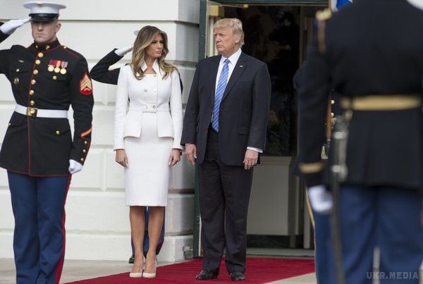  Меланія Трамп, вся в білому, з'явилася в Білому домі вперше після інавгурації чоловіка (фото). Для виходу в світ перша леді США вибрала біле вбрання від Карла Лагерфельда.