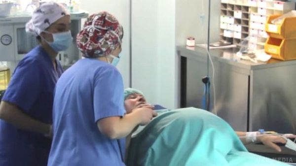 64-річна жінка народила здорову двійню. В іспанському місті Бургос, що на півночі країни, у 64-річної жінки народилися здорові близнюки -- хлопчик і дівчинка.