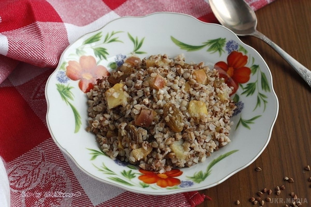 Гречневая каша вкус. Гречка в тарелке. Каша гречневая с говядиной в тарелке. Сладкая гречневая каша. Каша гречневая с тушенкой на тарелке.