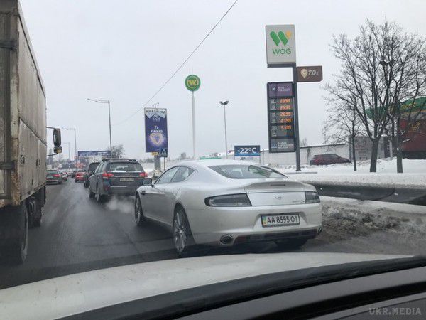 ФОТОФАКТ. В Україні помітили рідкісний Aston Martin. Ексклюзивний спорткар, вартістю близько 250 тисяч доларів, "засвітився" в Києві.