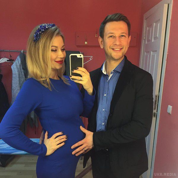 Одна з найкрасивіших пар  Дмитро Ступка та Поліна Логунова, незабаром стануть батьками. Телеведуча Поліна Логунова готується стати матір'ю.