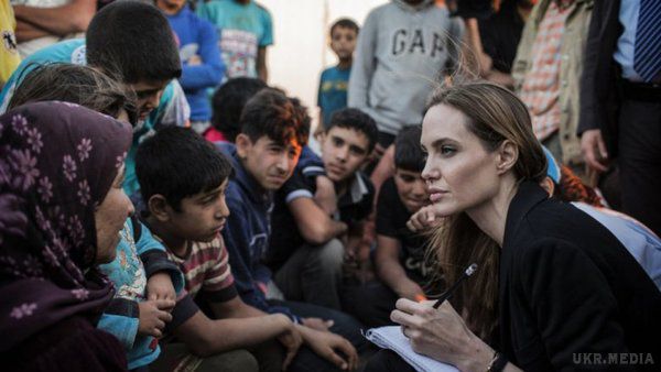 Роналду зніметься в одному серіалі з Анджеліною Джолі. Американська актриса Анджеліна Джолі і португальський футболіст Кріштіану Роналду хочуть зіграти в турецькому серіалі 'Міст життя' про біженців з Сирії.