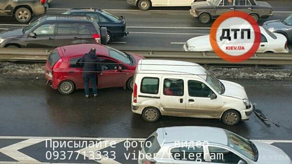 ДТП з п'яти авто паралізувала проспект Перемоги в Києві (фото). Є постраждалі.
