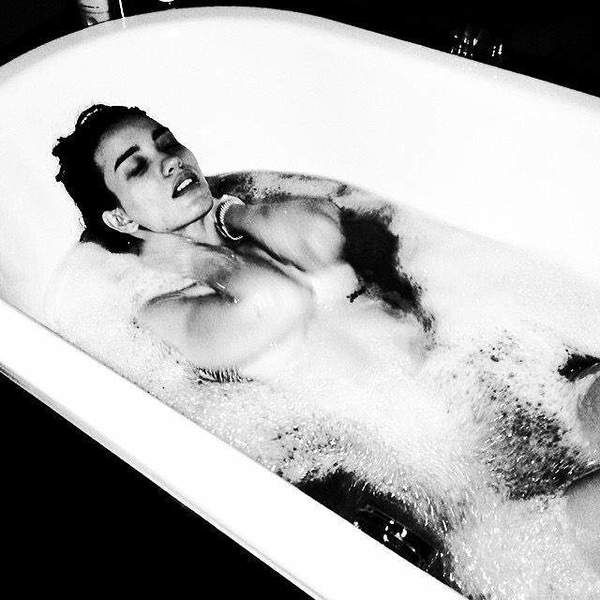 Віка Дайнеко показала відверте фото з ванною. Артистка на сторінці в соцмережі поділилася враженнями від перегляду еротичної драми.