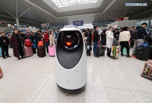 Робот-патрульний розпізнає обличчя людей. Робот-патрульний у суботу 18-го лютого з'явився на вокзалі китайської провінції Хенань